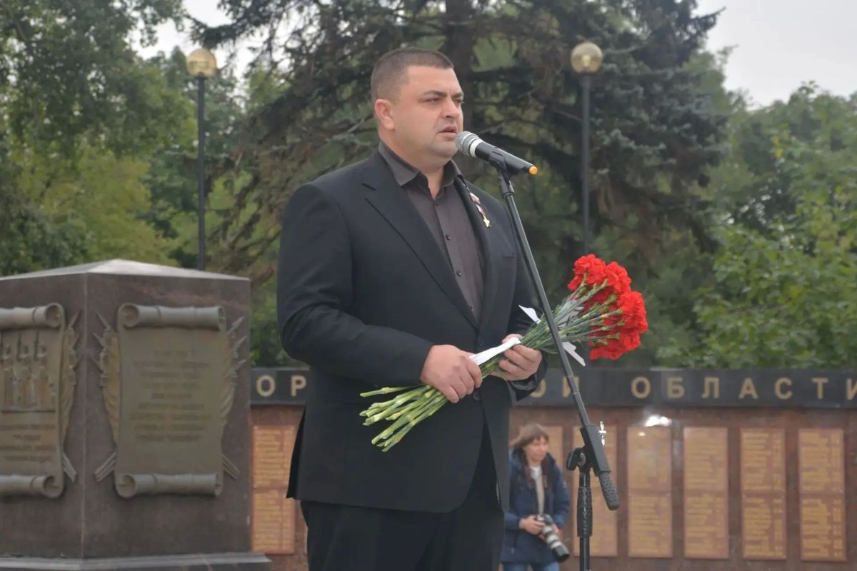 «Не умирали вовсе те солдаты, а принимали облик журавлей…» «Не умирали вовсе те солдаты, а принимали облик журавлей…»