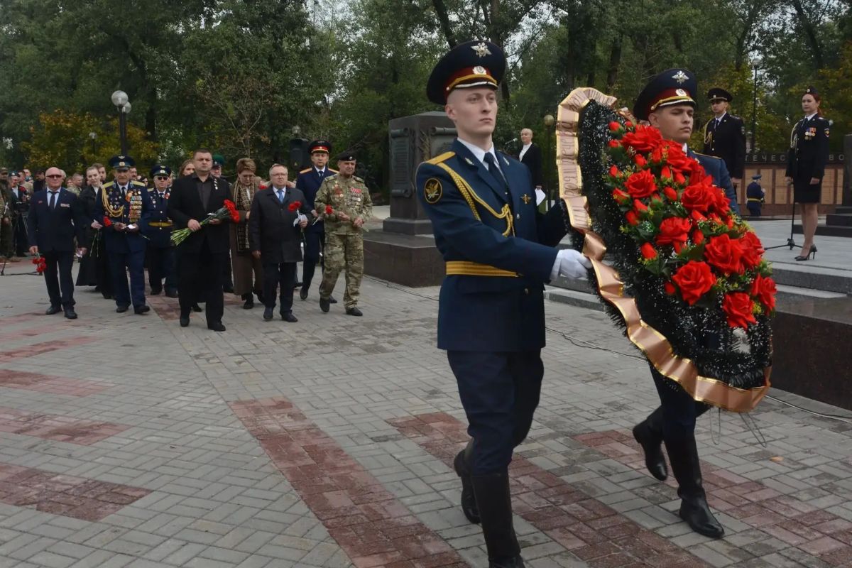 «Не умирали вовсе те солдаты, а принимали облик журавлей…» «Не умирали вовсе те солдаты, а принимали облик журавлей…»
