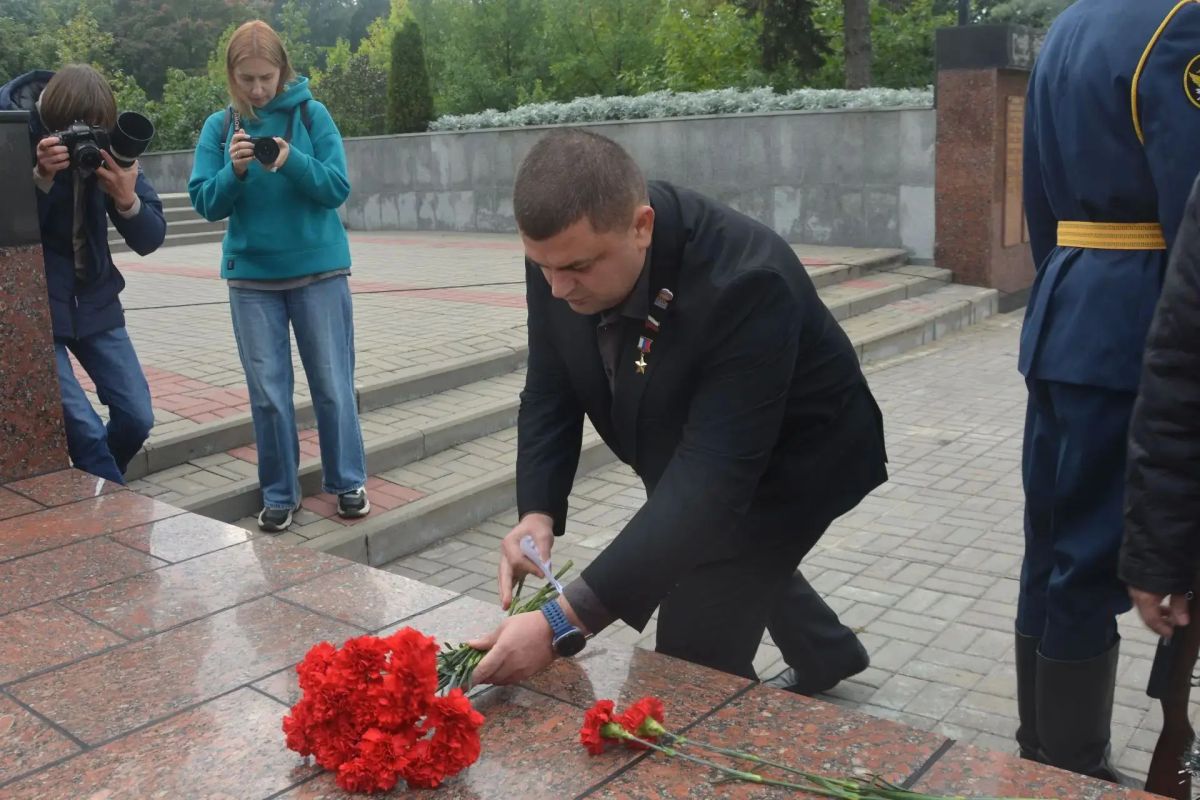 «Не умирали вовсе те солдаты, а принимали облик журавлей…» «Не умирали вовсе те солдаты, а принимали облик журавлей…»