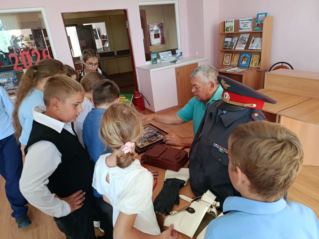 В Павловском район полицейские и общественники провели познавательный урок безопасности для школьников В Павловском район полицейские и общественники провели познавательный урок безопасности для школьников