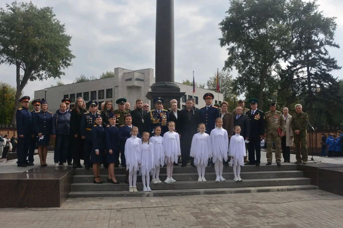 «Не умирали вовсе те солдаты, а принимали облик журавлей…» «Не умирали вовсе те солдаты, а принимали облик журавлей…»