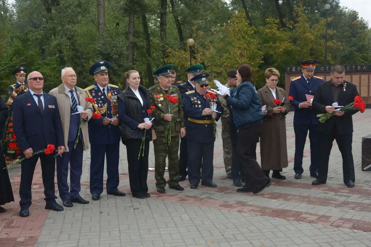 «Не умирали вовсе те солдаты, а принимали облик журавлей…» «Не умирали вовсе те солдаты, а принимали облик журавлей…»