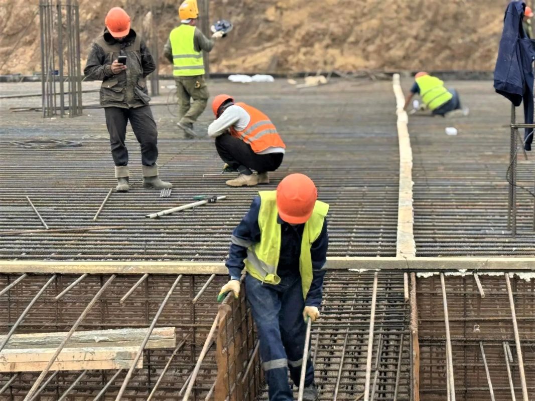 В Воронеже стартовала заливка фундаментной плиты стадиона «Факел» объемом 33 200 кубометров В Воронеже стартовала заливка фундаментной плиты стадиона «Факел» объемом 33 200 кубометров