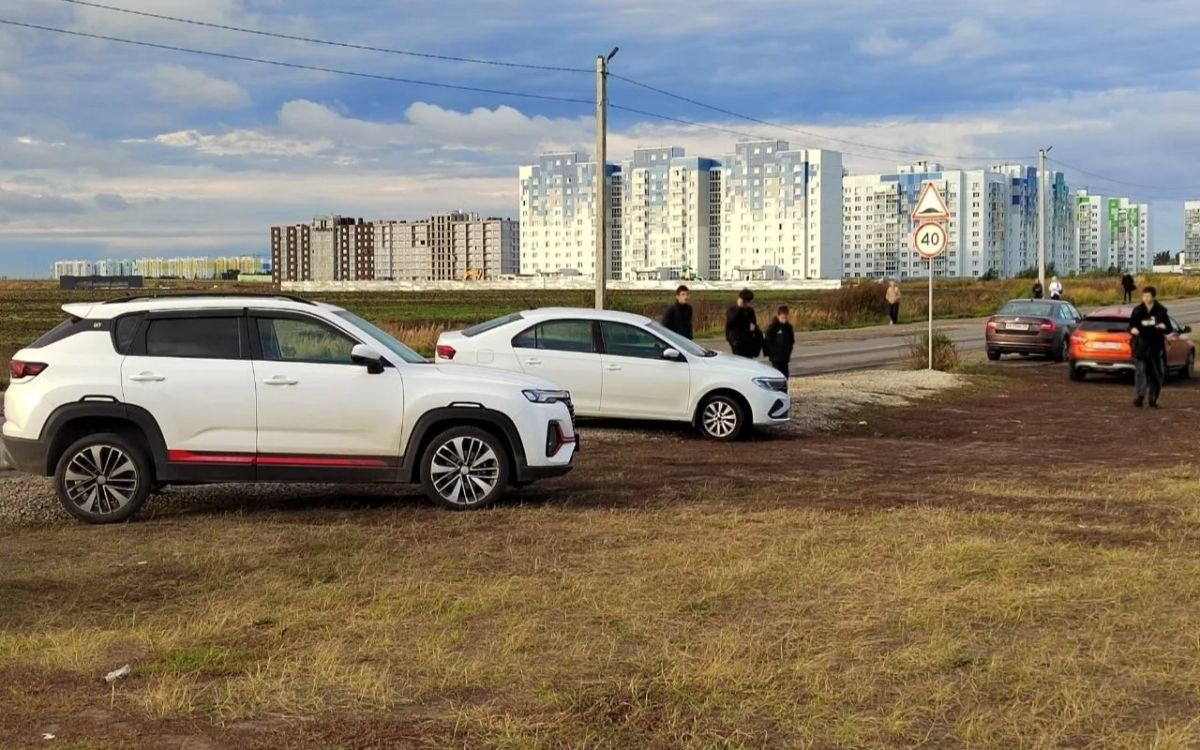 Утро в жилом комплексе «Новое Отрадное» начинается не с завтрака, а с выбора: отправить ребенка в школу по колено в грязи через затопленное поле или выпустить его на проезжую часть Утро в жилом комплексе «Новое Отрадное» начинается не с завтрака, а с выбора: отправить ребенка в школу по колено в грязи через затопленное поле или выпустить его на проезжую часть