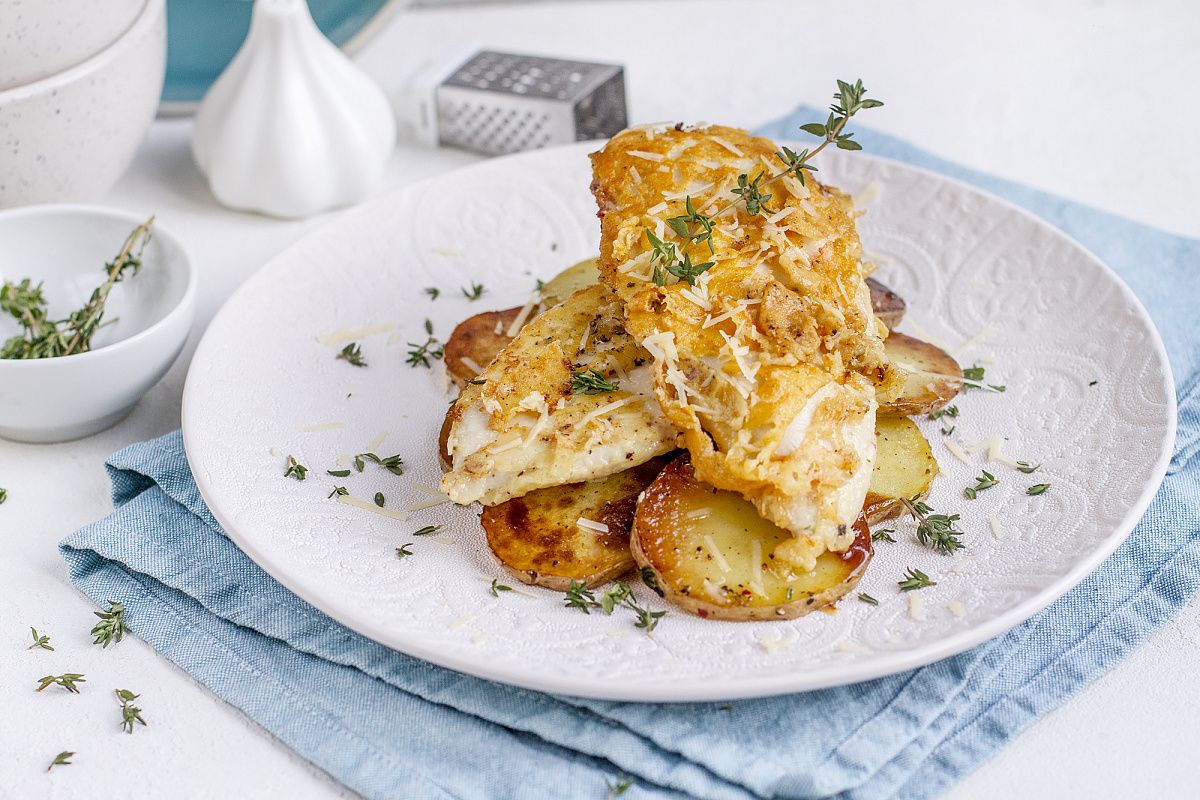 Кулинарный шедевр: Хрустящие куриные отбивные в пармезане с картофельным гарниром