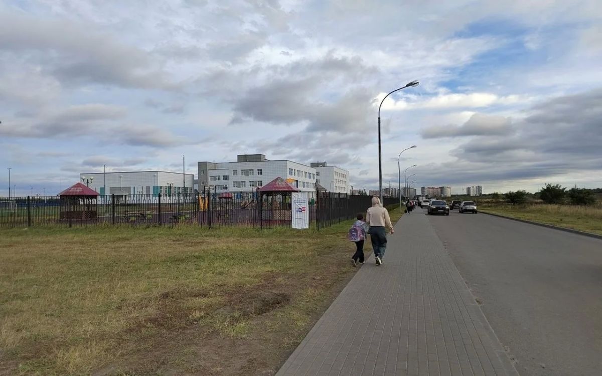 Утро в жилом комплексе «Новое Отрадное» начинается не с завтрака, а с выбора: отправить ребенка в школу по колено в грязи через затопленное поле или выпустить его на проезжую часть Утро в жилом комплексе «Новое Отрадное» начинается не с завтрака, а с выбора: отправить ребенка в школу по колено в грязи через затопленное поле или выпустить его на проезжую часть