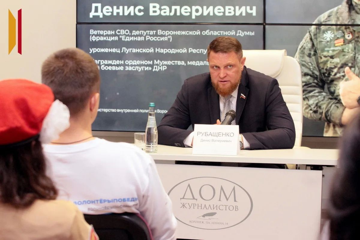 «Люди наконец-то в родной стране»: в День воссоединения новых регионов с Россией ветеран СВО Денис Рубащенко встретился со школьниками «Люди наконец-то в родной стране»: в День воссоединения новых регионов с Россией ветеран СВО Денис Рубащенко встретился со школьниками