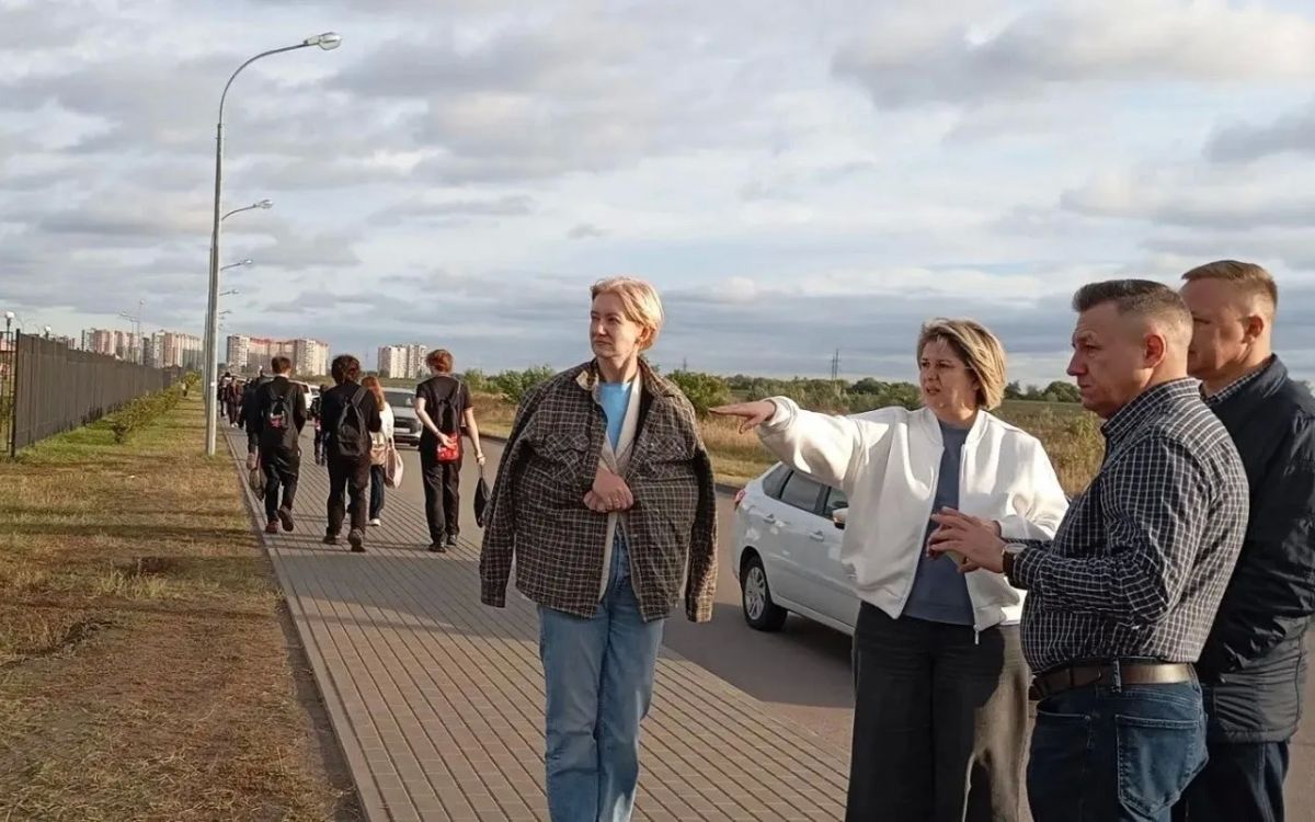 Утро в жилом комплексе «Новое Отрадное» начинается не с завтрака, а с выбора: отправить ребенка в школу по колено в грязи через затопленное поле или выпустить его на проезжую часть Утро в жилом комплексе «Новое Отрадное» начинается не с завтрака, а с выбора: отправить ребенка в школу по колено в грязи через затопленное поле или выпустить его на проезжую часть