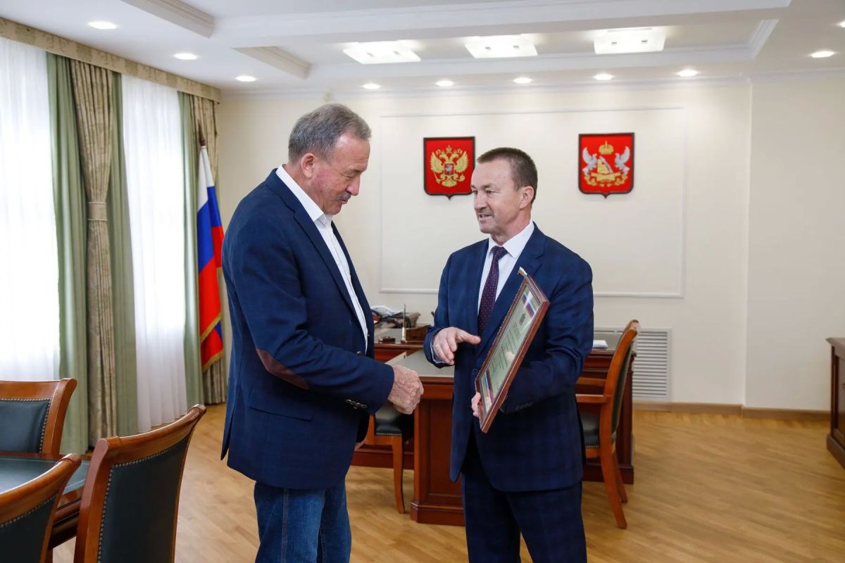 Юрий Матузов провел рабочую встречу с руководителем ГК «Агротех-Гарант» Александром Евсеевым Юрий Матузов провел рабочую встречу с руководителем ГК «Агротех-Гарант» Александром Евсеевым