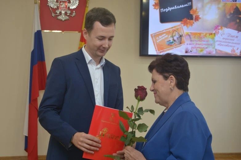 В Воронежской гордуме педагогам вручили 51 почетную грамоту ко Дню учителя В Воронежской гордуме педагогам вручили 51 почетную грамоту ко Дню учителя