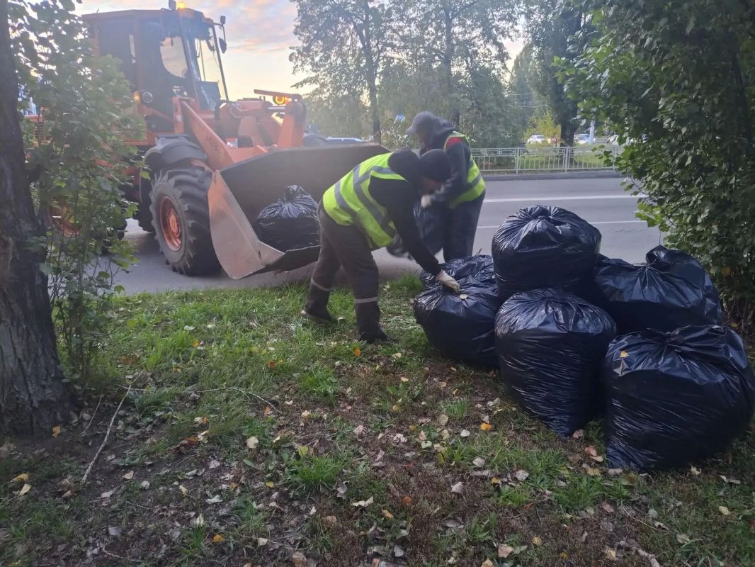 Комбинаты благоустройства продолжают приводить в порядок территории во всех районах города Комбинаты благоустройства продолжают приводить в порядок территории во всех районах города