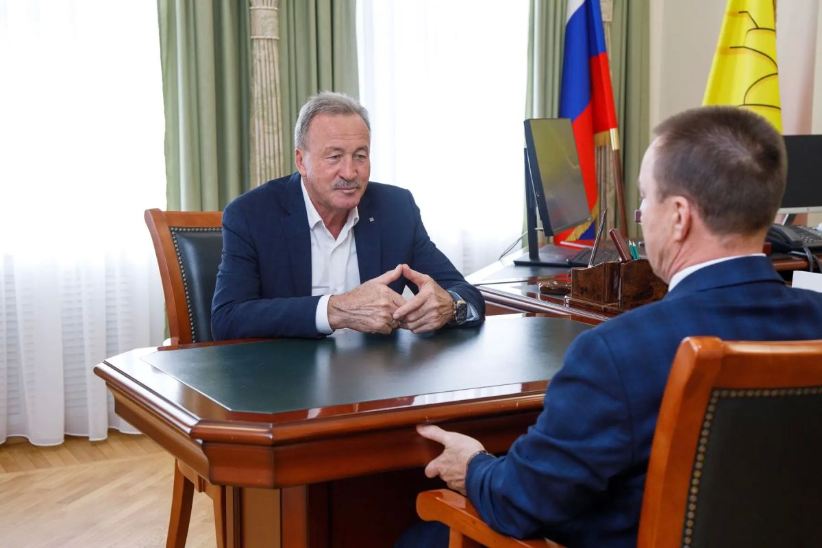Юрий Матузов провел рабочую встречу с руководителем ГК «Агротех-Гарант» Александром Евсеевым Юрий Матузов провел рабочую встречу с руководителем ГК «Агротех-Гарант» Александром Евсеевым