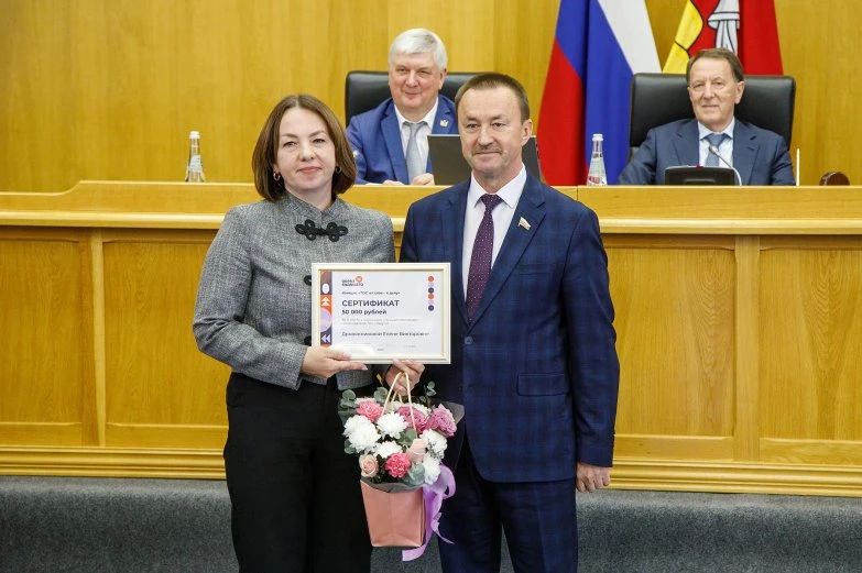 Более 500 тыс. жителей и 2,5 тыс Более 500 тыс. жителей и 2,5 тыс