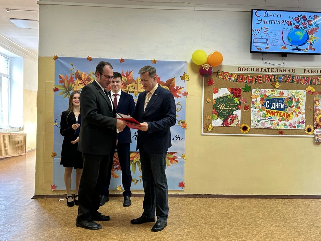 Депутат Денис Коломенцев поздравил учителей