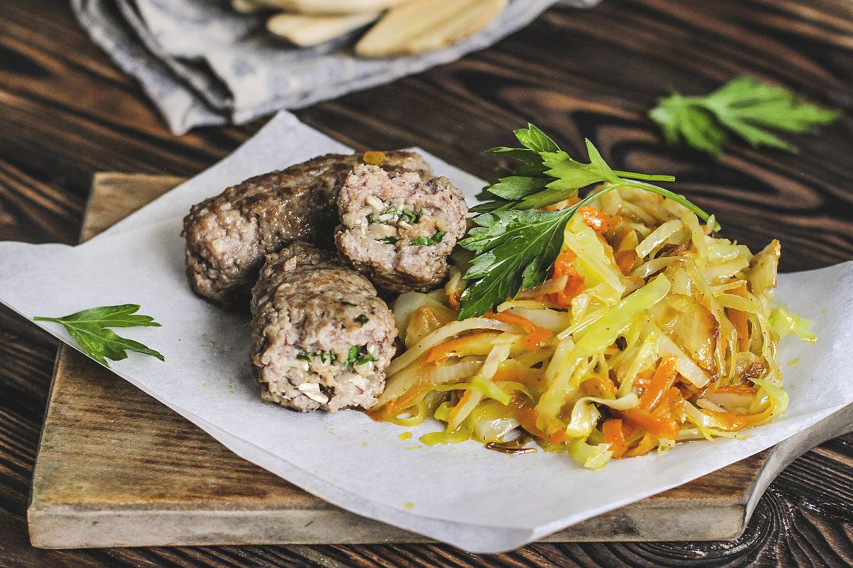 Гамбургские мясные рулеты с тушеной капустой и грибами