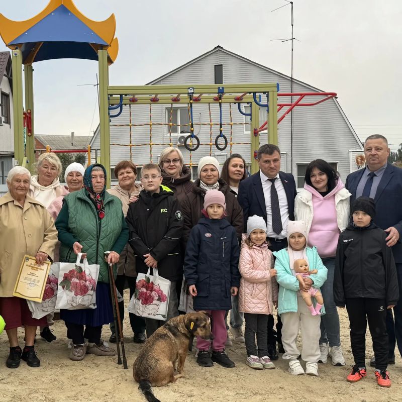Вместе с жителями Хуторского переулка в микрорайоне Никольское открыли новую детскую площадку у 13-го дома