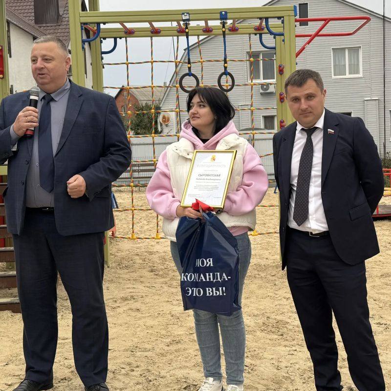 Вместе с жителями Хуторского переулка в микрорайоне Никольское открыли новую детскую площадку у 13-го дома Вместе с жителями Хуторского переулка в микрорайоне Никольское открыли новую детскую площадку у 13-го дома