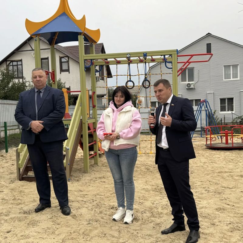Вместе с жителями Хуторского переулка в микрорайоне Никольское открыли новую детскую площадку у 13-го дома Вместе с жителями Хуторского переулка в микрорайоне Никольское открыли новую детскую площадку у 13-го дома