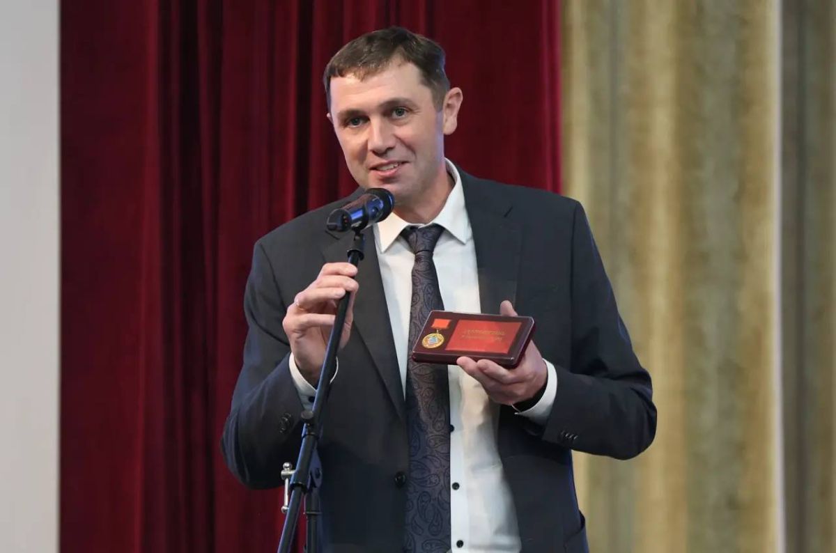 Сергей Петрин: В День учителя вручил ректору нашего педуниверситета Сергею Ивановичу Филоненко памятный знак «Воронеж — город воинской славы»