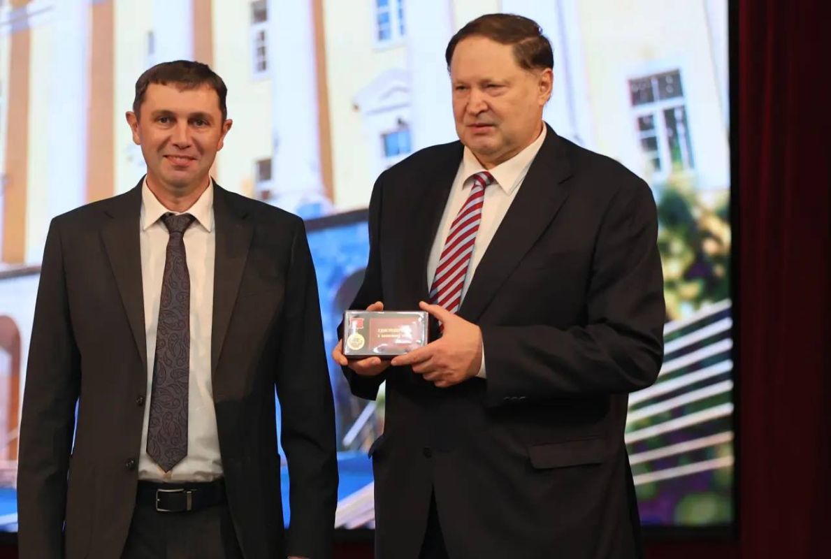 Сергей Петрин: В День учителя вручил ректору нашего педуниверситета Сергею Ивановичу Филоненко памятный знак «Воронеж — город воинской славы» Сергей Петрин: В День учителя вручил ректору нашего педуниверситета Сергею Ивановичу Филоненко памятный знак «Воронеж — город воинской славы»