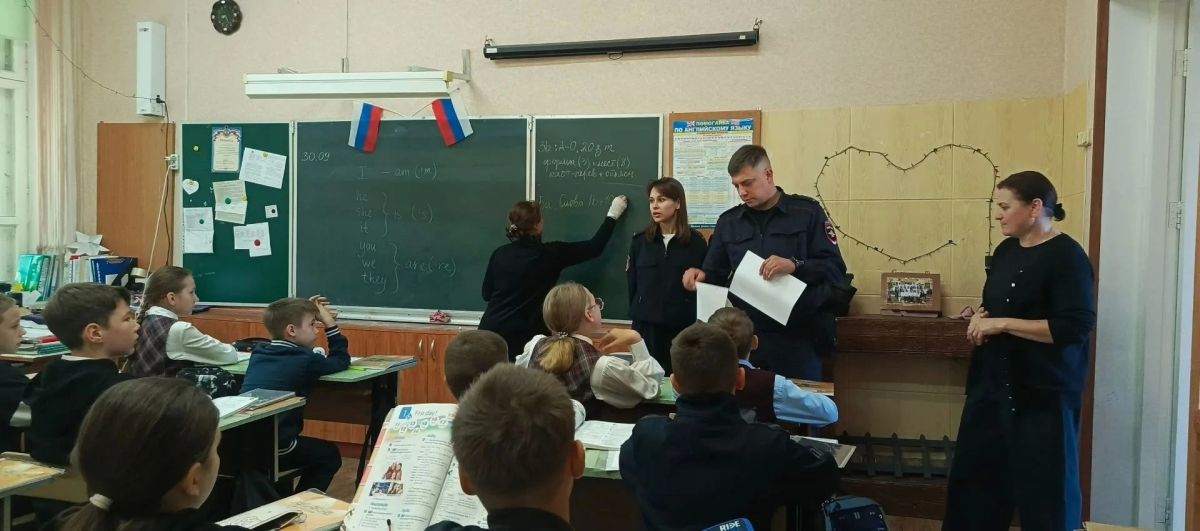 В Россошанском районе полицейские провели профилактический урок для школьников