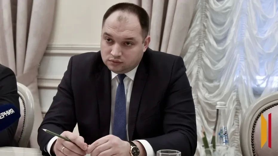Главу Семилукского района Воронежской области наградили почетным знаком «За добросовестный труд и профессионализм»