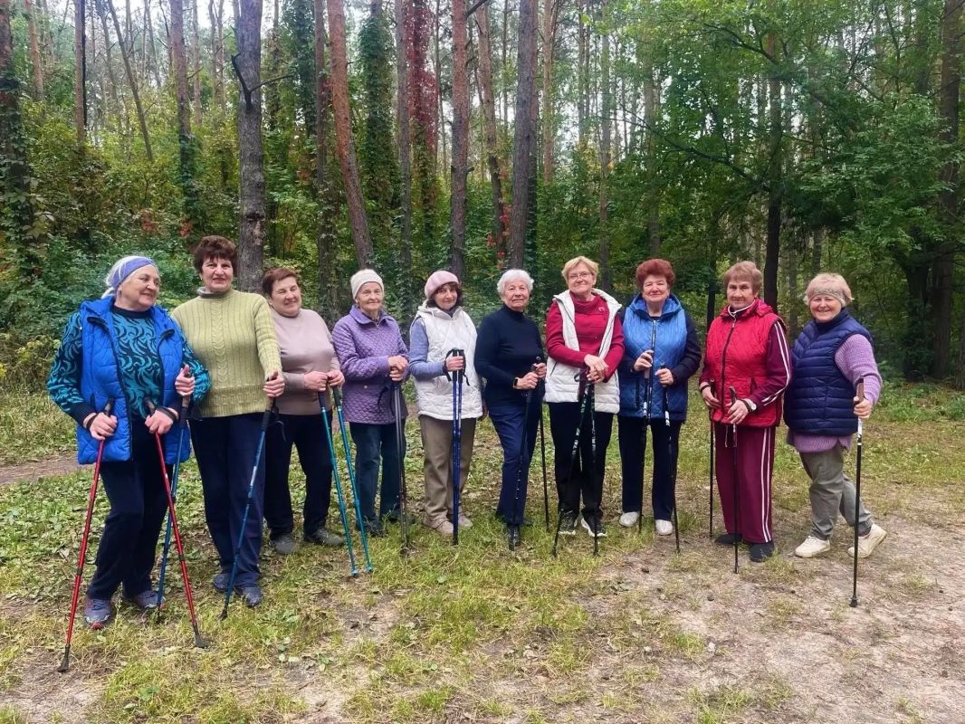 Осенний заряд бодрости: северная ходьба в лесопарке «Оптимистов»