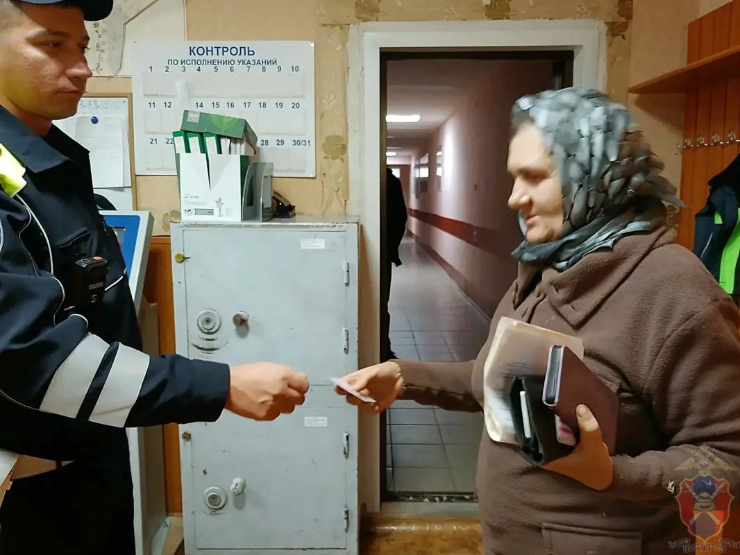 Сотрудники Госавтоинспекции вернули автоледи потерянное водительское удостоверение