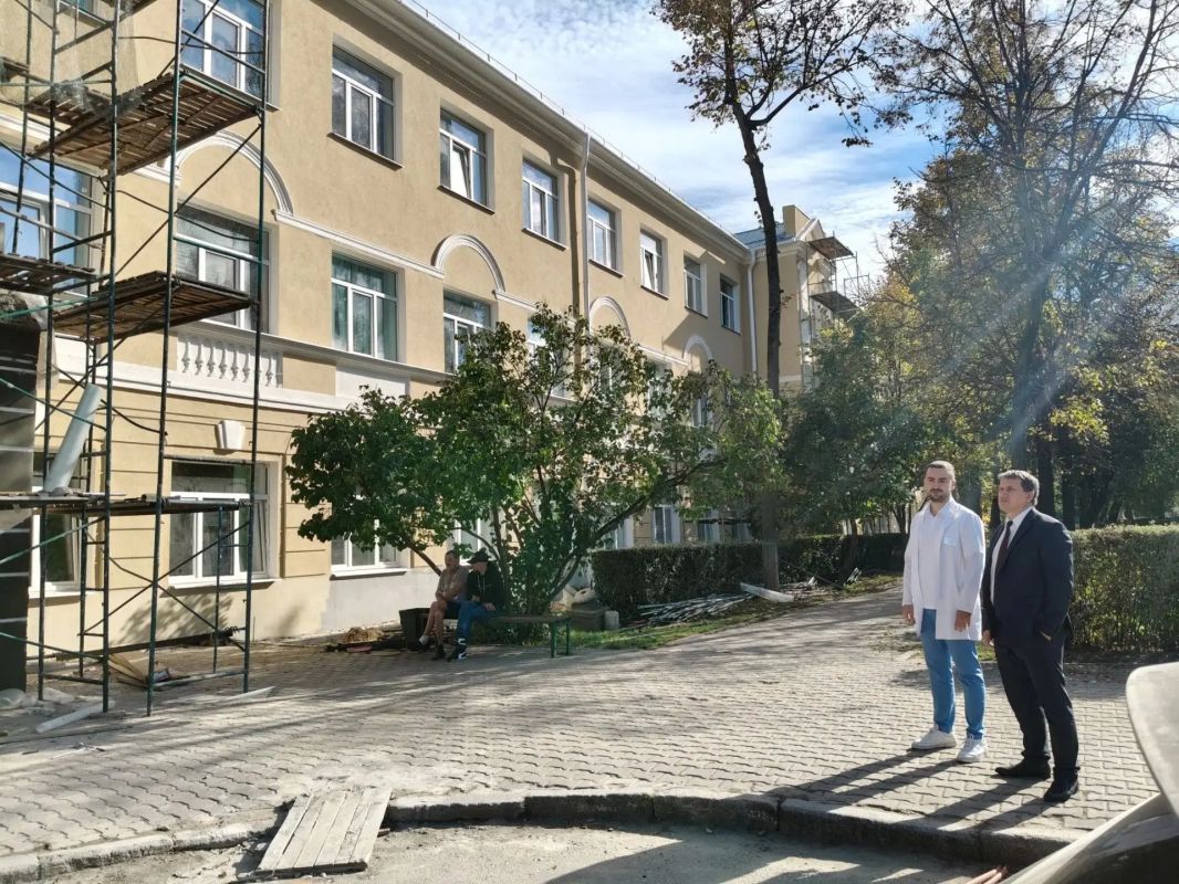 Сотрудники министерства здравоохранения Воронежской области в рамках рабочего визита оценили ход работ по ремонту фасада здания ВГКБ №3 Сотрудники министерства здравоохранения Воронежской области в рамках рабочего визита оценили ход работ по ремонту фасада здания ВГКБ №3