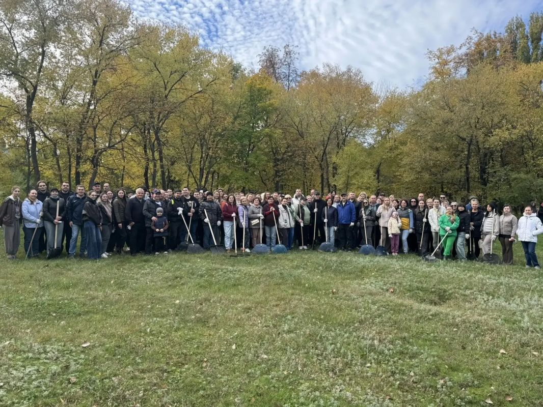 10 октября сотрудники министерства экономического развития Воронежской области во главе с министром Людмилой Запорожцевой, а также коллективы подведомственных учреждений приняли участие в осеннем общегородском субботнике 10 октября сотрудники министерства экономического развития Воронежской области во главе с министром Людмилой Запорожцевой, а также коллективы подведомственных учреждений приняли участие в осеннем общегородском субботнике