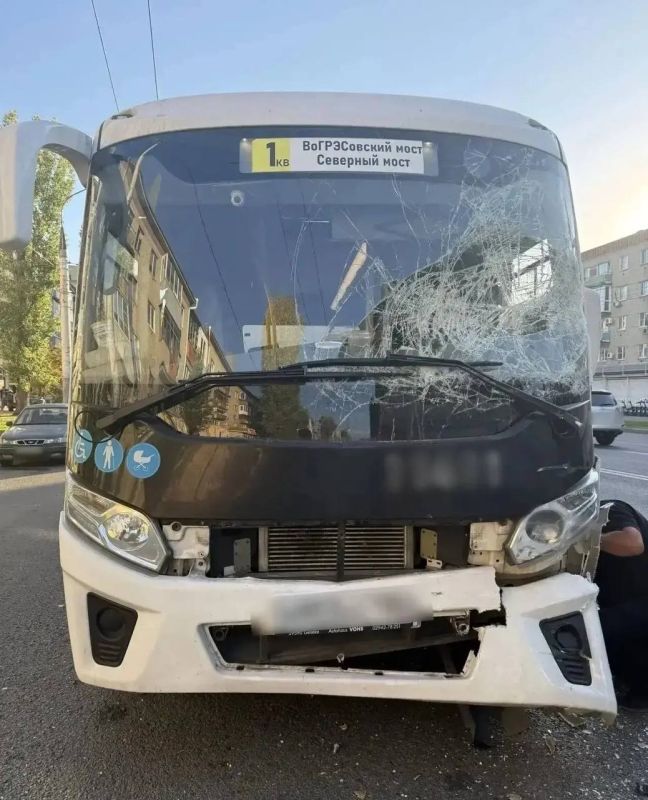 В ДТП с участием двух автобусов на Ленинском проспекте пострадали двухлетний малыш и четыре пассажирки
