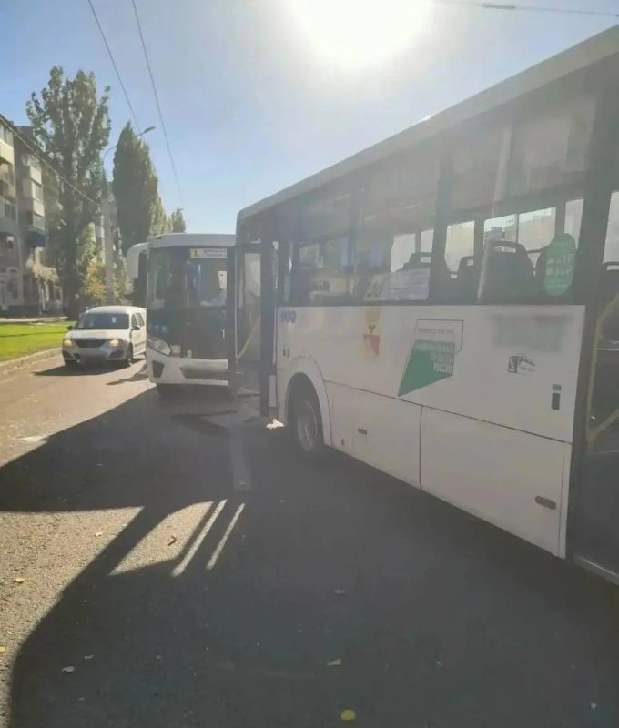 В ДТП с участием двух автобусов на Ленинском проспекте пострадали двухлетний малыш и четыре пассажирки В ДТП с участием двух автобусов на Ленинском проспекте пострадали двухлетний малыш и четыре пассажирки