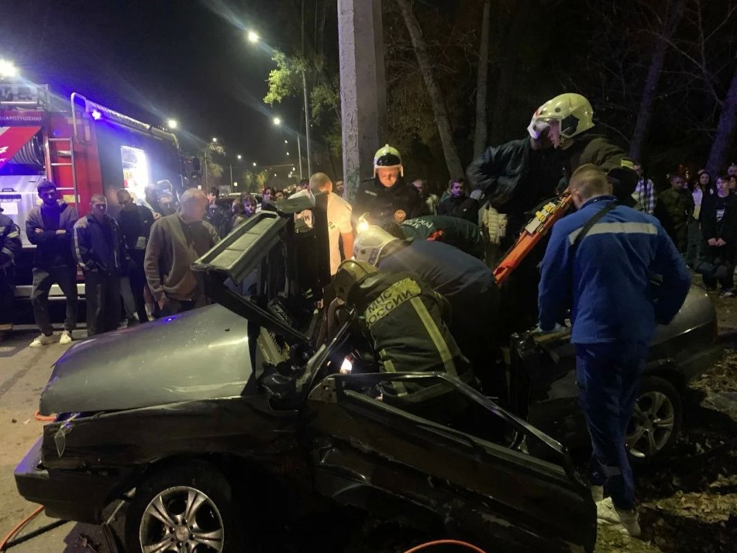 Два человека пострадали в ДТП с искорёженным ВАЗом на Ростовской