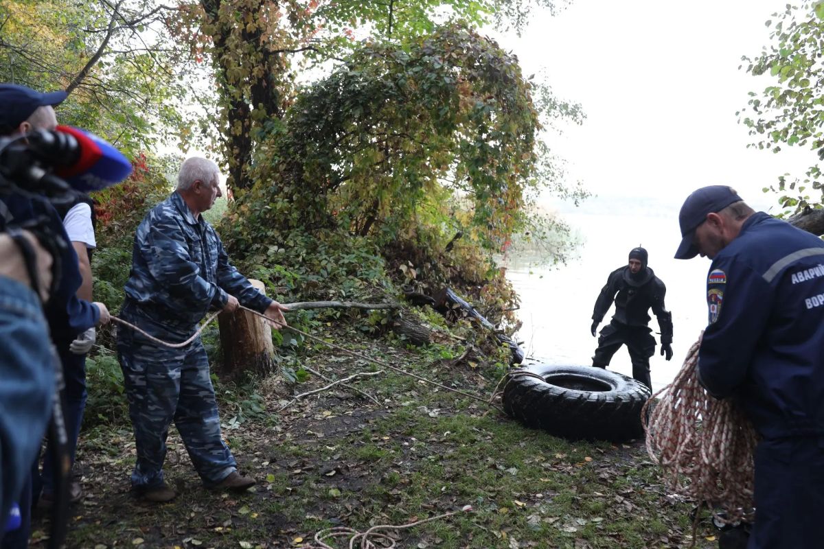 В рамках акции команда водолазов региональной поисково-спасательной службы обследовала несколько десятков метров прибрежной зоны ООПТ – крупного мусора не нашли, но извлекли из воды два огромных колеса В рамках акции команда водолазов региональной поисково-спасательной службы обследовала несколько десятков метров прибрежной зоны ООПТ – крупного мусора не нашли, но извлекли из воды два огромных колеса