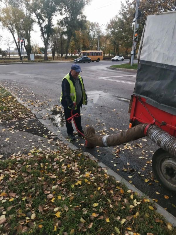 Районные комбинаты благоустройства продолжают уборку города Районные комбинаты благоустройства продолжают уборку города