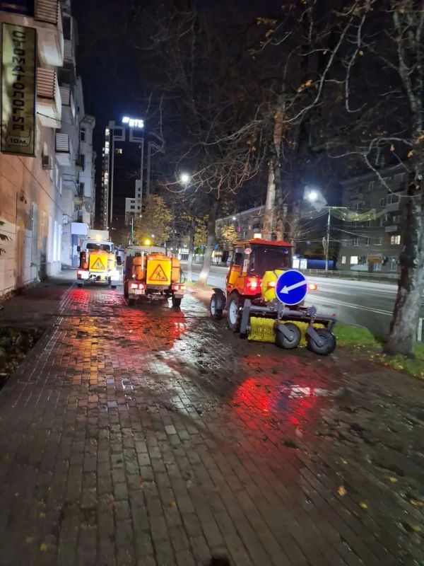Районные комбинаты благоустройства продолжают уборку города Районные комбинаты благоустройства продолжают уборку города