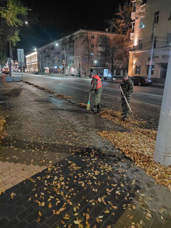 Районные комбинаты благоустройства продолжают уборку города Районные комбинаты благоустройства продолжают уборку города