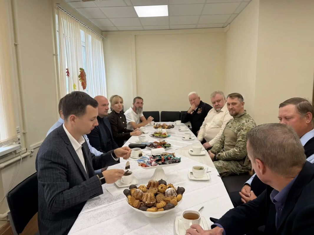 В управе Левобережного района ко Дню отца устроили чаепитие с многодетными папами района В управе Левобережного района ко Дню отца устроили чаепитие с многодетными папами района