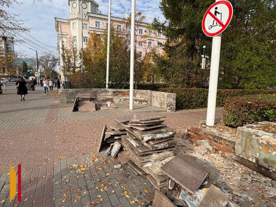 Рабочие приступили к ремонту входной группы Кольцовского сквера Рабочие приступили к ремонту входной группы Кольцовского сквера