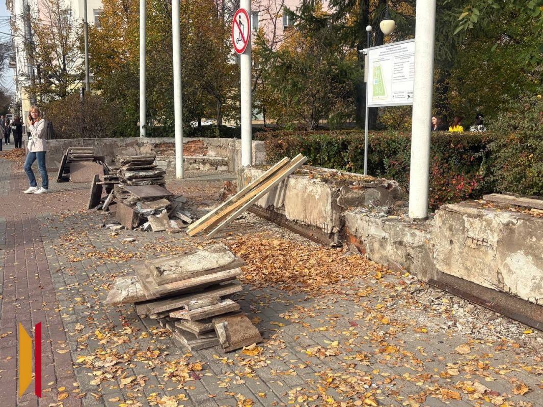 Рабочие приступили к ремонту входной группы Кольцовского сквера Рабочие приступили к ремонту входной группы Кольцовского сквера