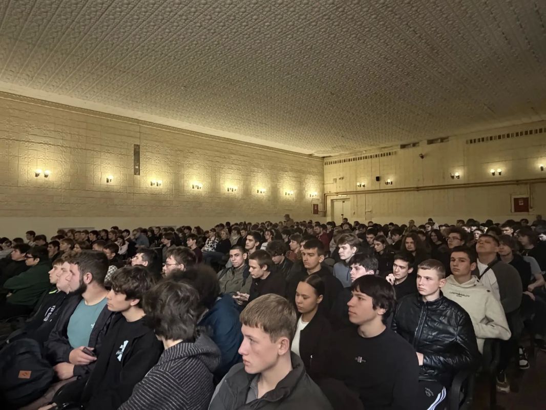 В Воронеже полицейские провели урок цифровой грамотности для студентов техникума В Воронеже полицейские провели урок цифровой грамотности для студентов техникума
