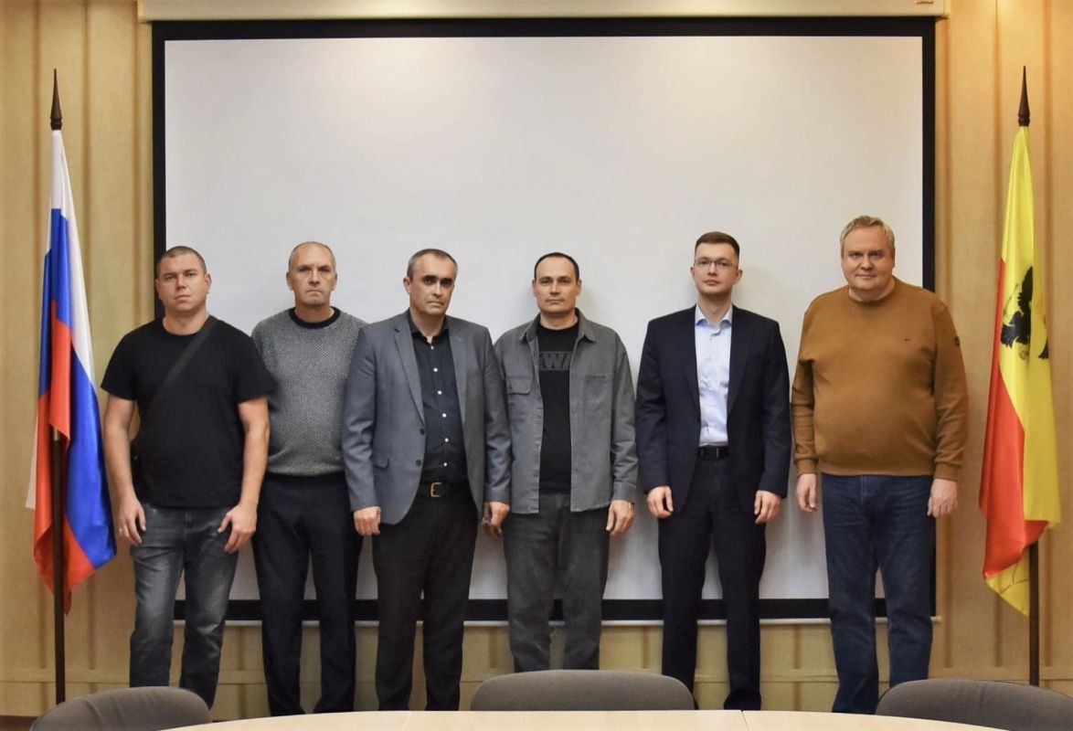 Депутат Воронежской городской Думы Игорь Паринов в стенах управы Железнодорожного района поздравил многодетных отцов с государственным праздником - Днём отца! Депутат Воронежской городской Думы Игорь Паринов в стенах управы Железнодорожного района поздравил многодетных отцов с государственным праздником - Днём отца!