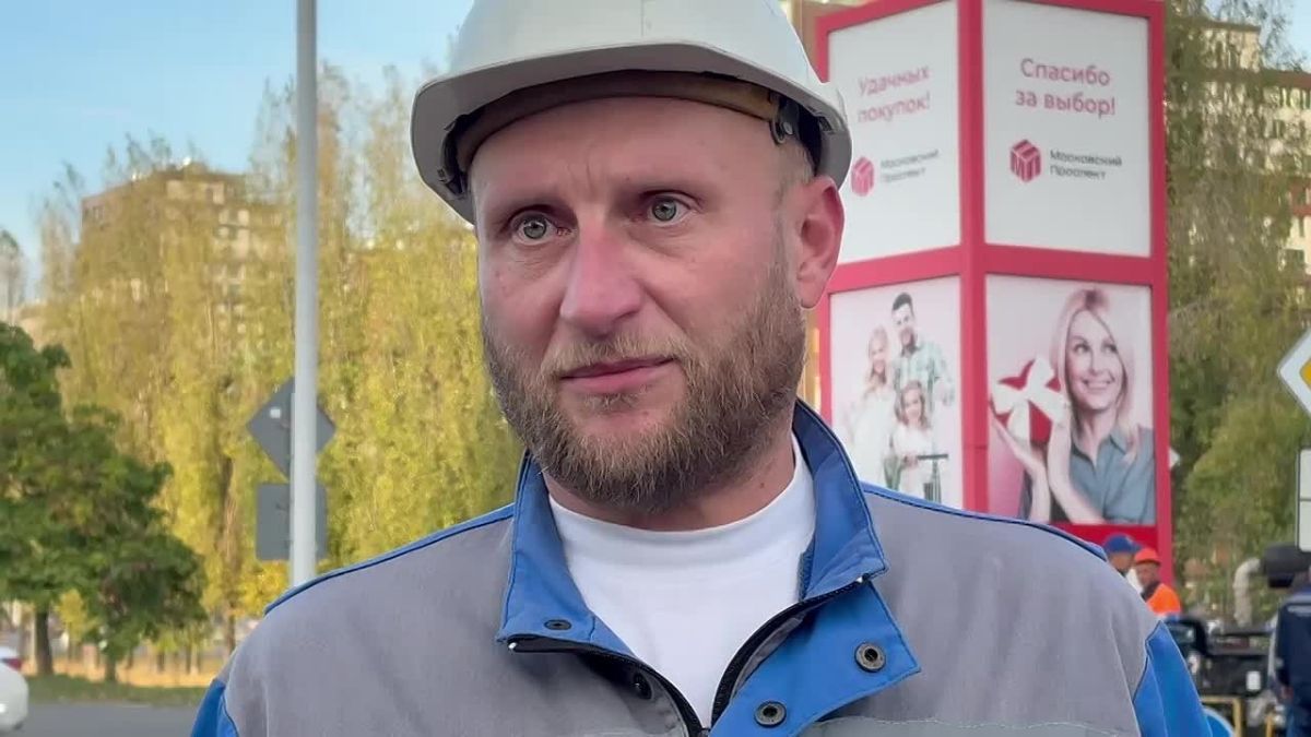 Специалисты смонтировали временный трубопровод протяженностью 120 м. Именно это помогает не ограничивать водоотведение жителям