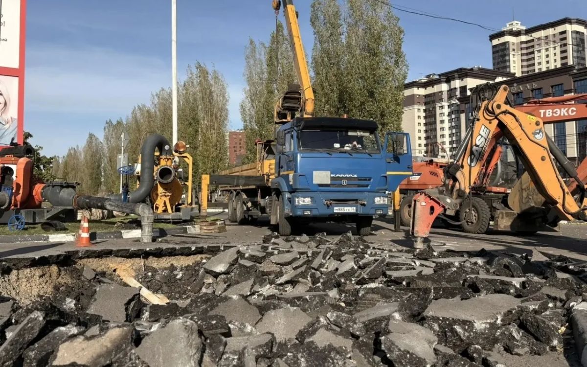 В Воронеже на Московском проспекте из-за ремонта канализационного коллектора диаметром 800 мм перекрыли дорогу