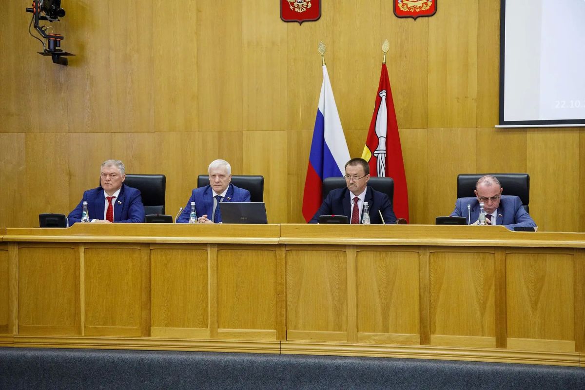 В областной Думе наградили победителей конкурса «Парламент 2030»