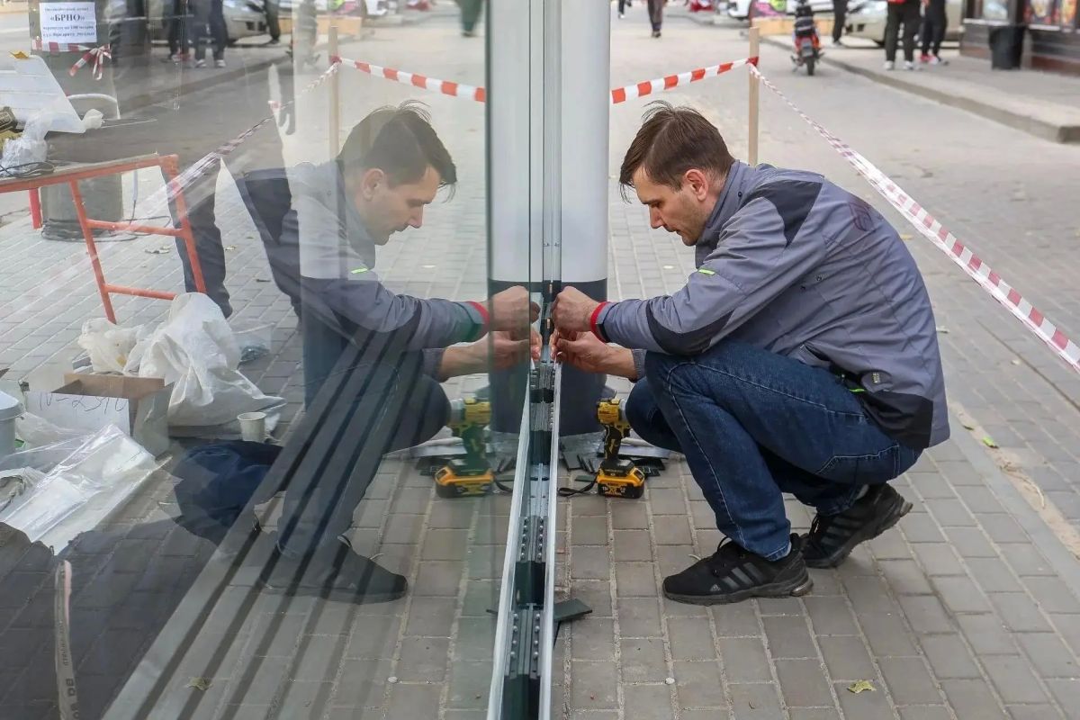 На новой остановке «Гостиница Брно» монтируют остекление На новой остановке «Гостиница Брно» монтируют остекление