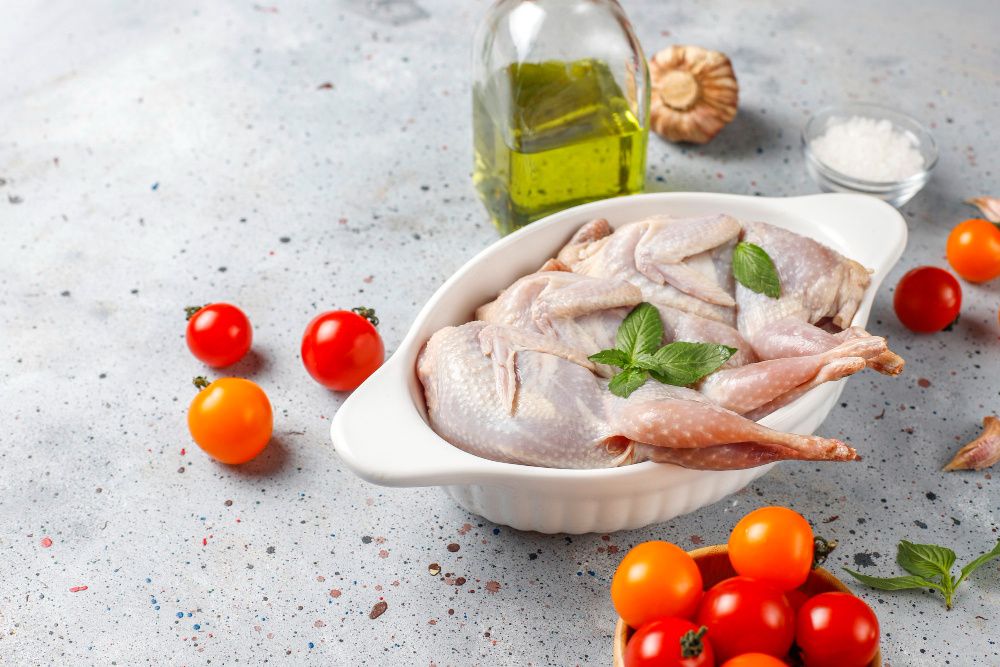 Почему сырую курицу не стоит мыть: Роскачество объяснило риск