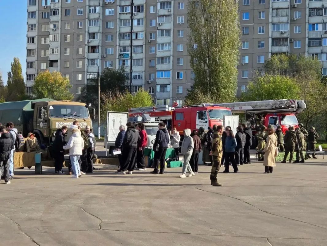 В Воронеже состоялась военно-патриотическая акция «День призывника» В Воронеже состоялась военно-патриотическая акция «День призывника»