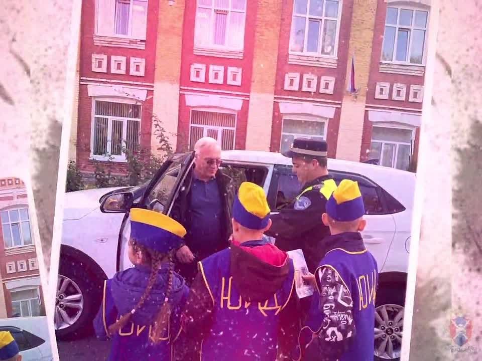 «Дорожная азбука» поздравила водителей Боброва с Днём автомобилиста