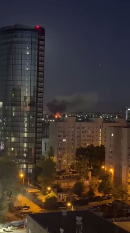 Украинские боевики ночью атаковали Воронеж — местные жители говорят, что есть прилеты по жилым домам, бизнес-центру и парковке Украинские боевики ночью атаковали Воронеж — местные жители говорят, что есть прилеты по жилым домам, бизнес-центру и парковке